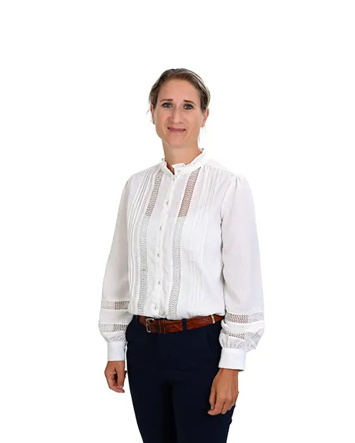 Vrouw met een witte blouse met franjes, voor een witte achtergrond.