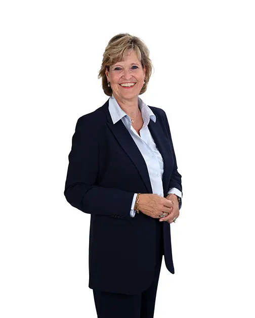 Lachende vrouw in een zwart pak en witte blouse, voor een witte achtergrond.