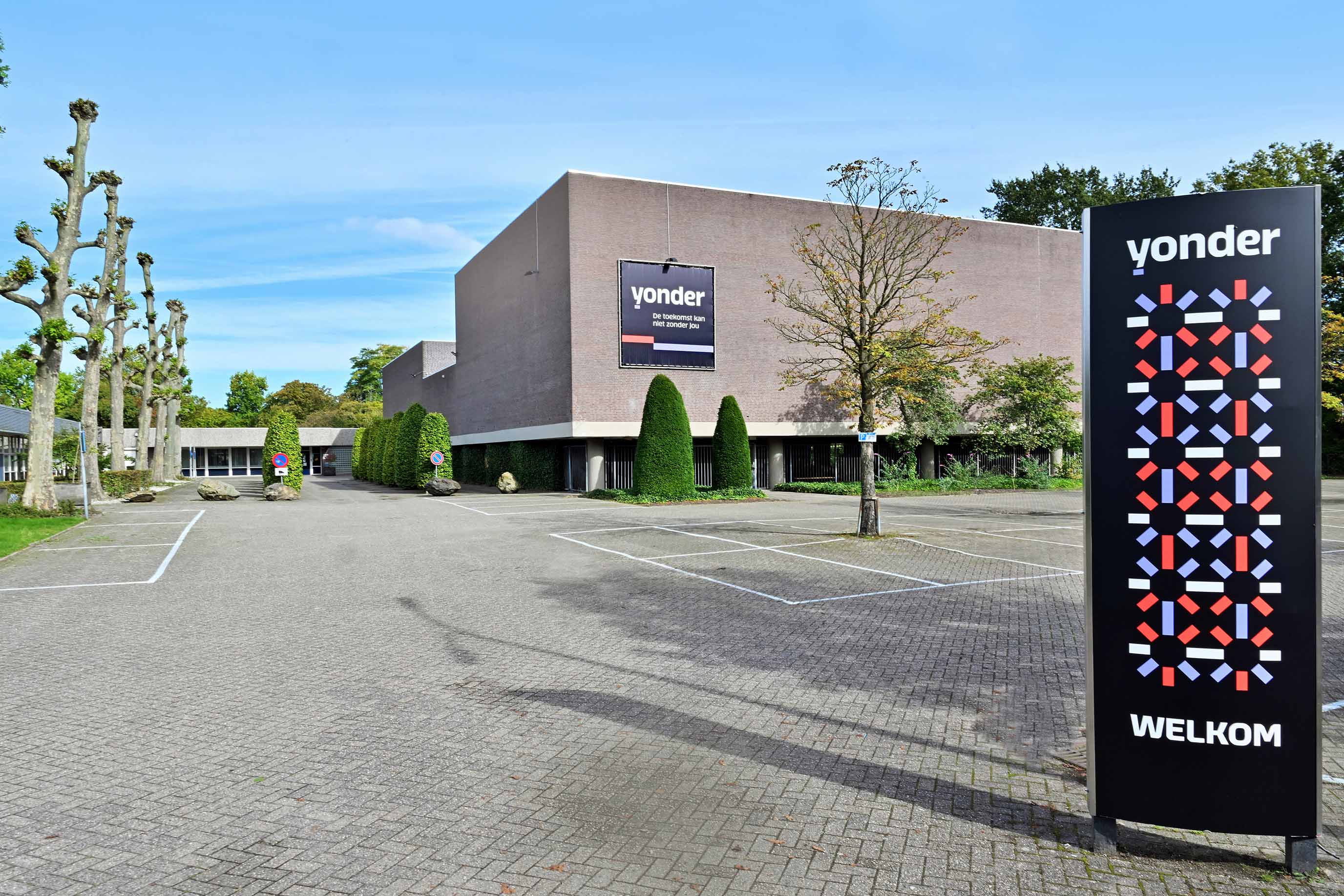 Gershwinstraat 10 Parkeerplaats en groot vierkant gebouw