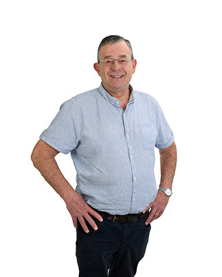 Man met blauwe blouse en bril
