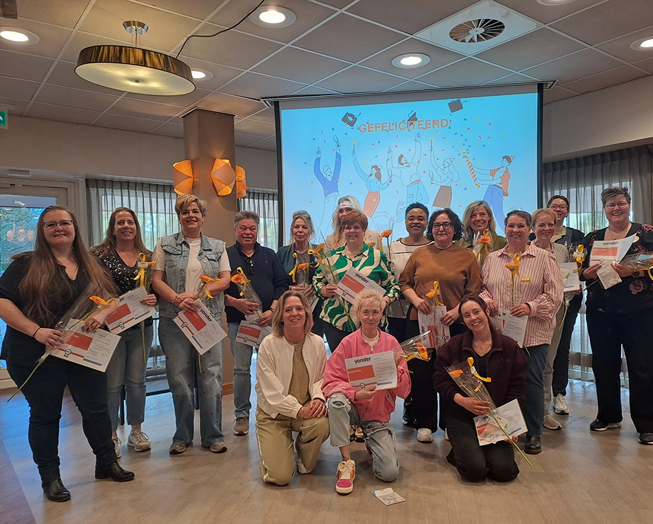 Groep volwassen studenten de de microcredential reablement hebben gehaald