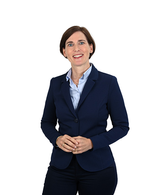 Vrouw in een donkerblauw pak, voor een witte achtergrond.
