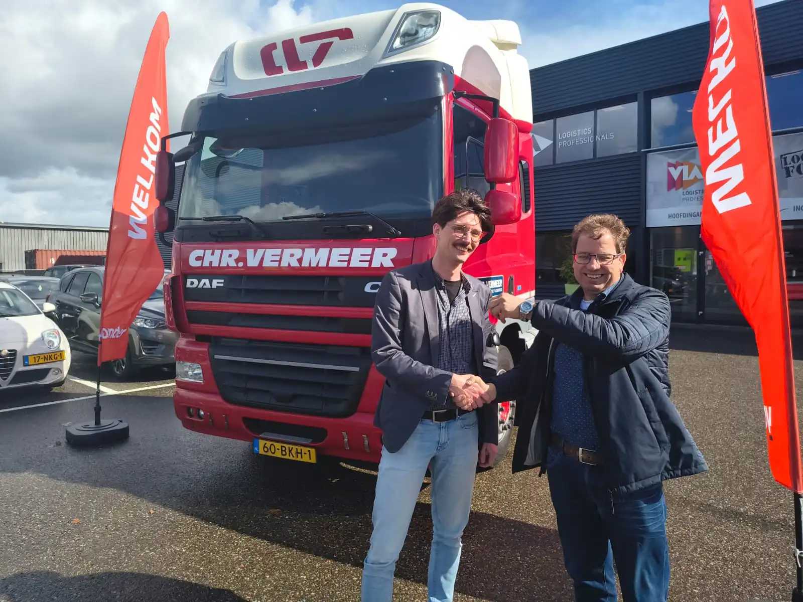 Overhandiging van de sleutel van gedoneerde vrachtwagen van Chr. Vermeer Transport aan Yonder voor de opleiding Chauffeur Wegvervoer