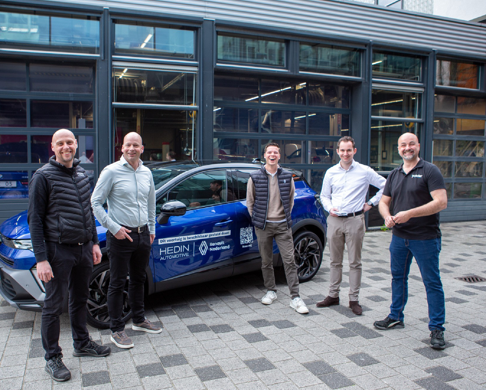 Oud student Yonder, docent Yonder en Renault tijdens overhandiging gedoneerde auto.