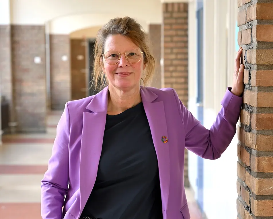 Portret van Voorzitter College van Bestuur Liz Chermin in het gebouw aan de wandelboslaan