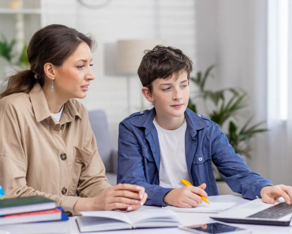 Moeder en zoon zijn samen aan het werk.