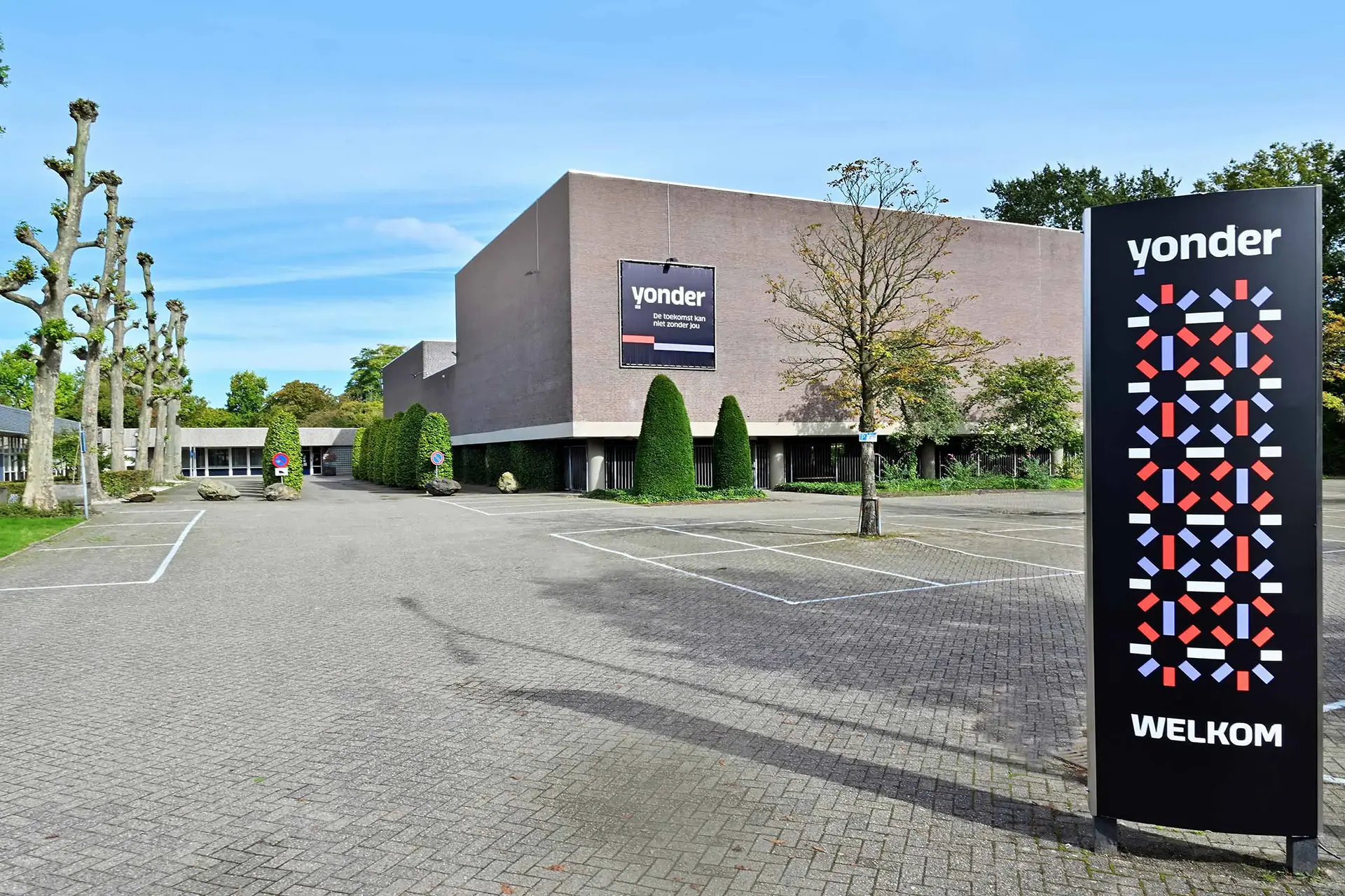 Parkeerplaats en groot vierkant gebouw