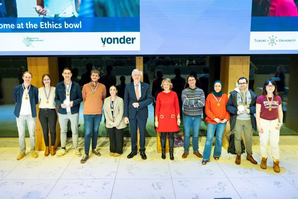 Groep personen met een medailles om.