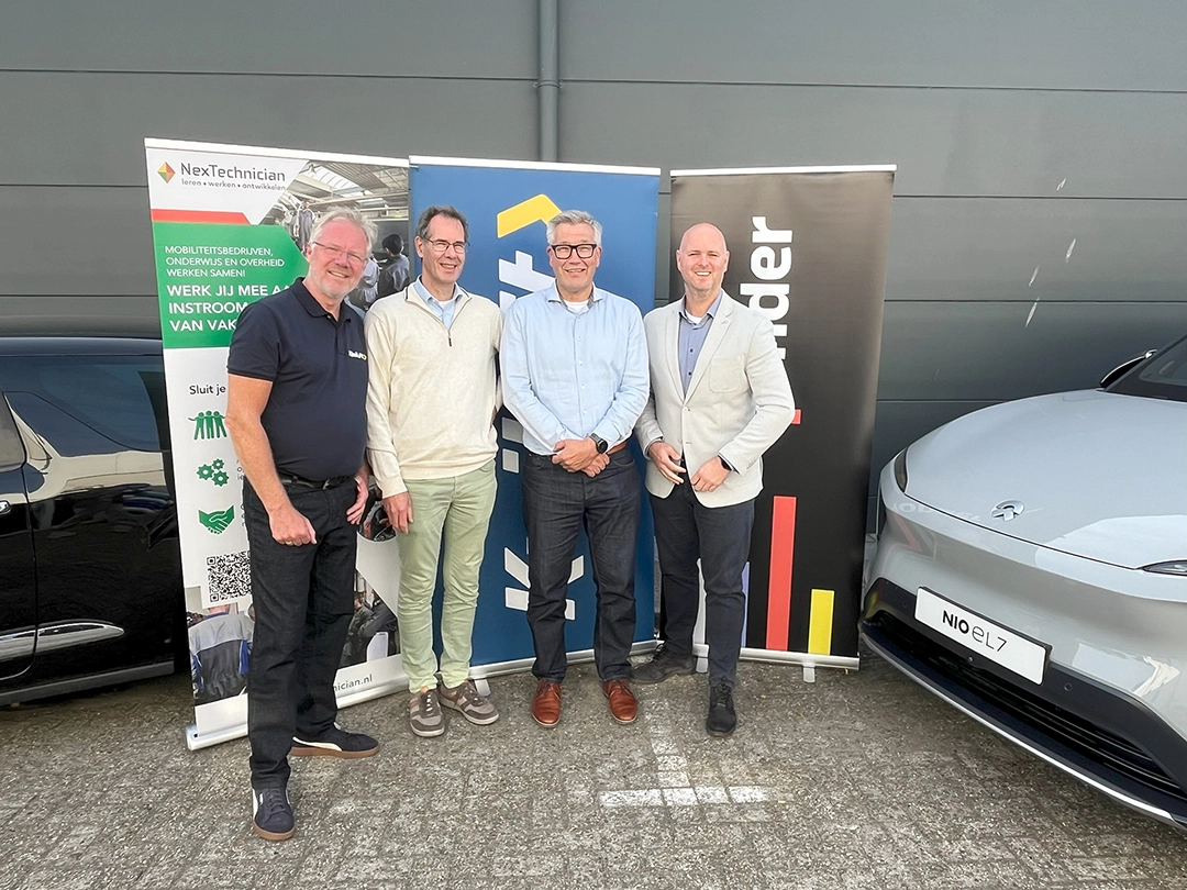 kwitfit en yonder werken samen aan praktijkgerichte opleiding service adviseur Richard ten Damme (KwikFit), Jacques Neefs (NexTechnician, Paul Traas ( KwikFit), Ben van Gorp (Yonder)