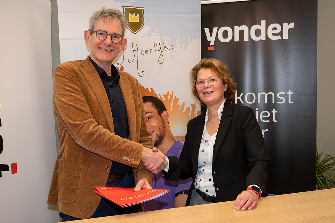 Twee personen schudden elkaar de hand