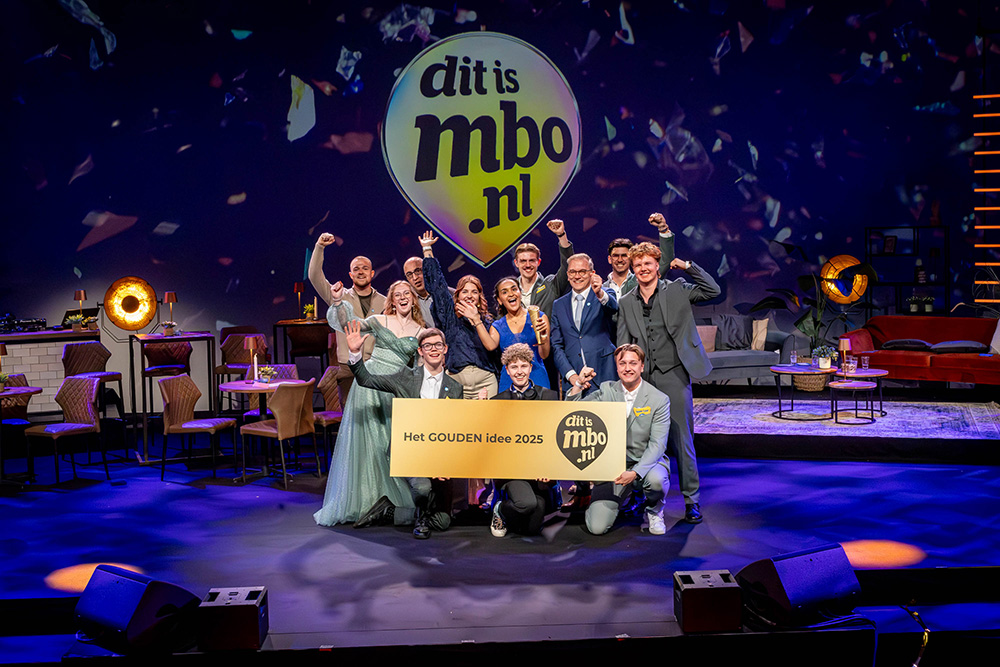 Winnend Team Zuid met student Stef bij het ambassadeursgala van dit is mbo 2025