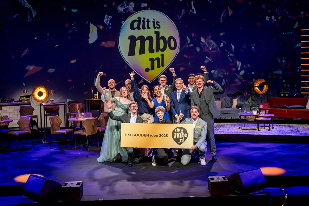 Winnend Team Zuid met student Stef bij het ambassadeursgala van dit is mbo 2025