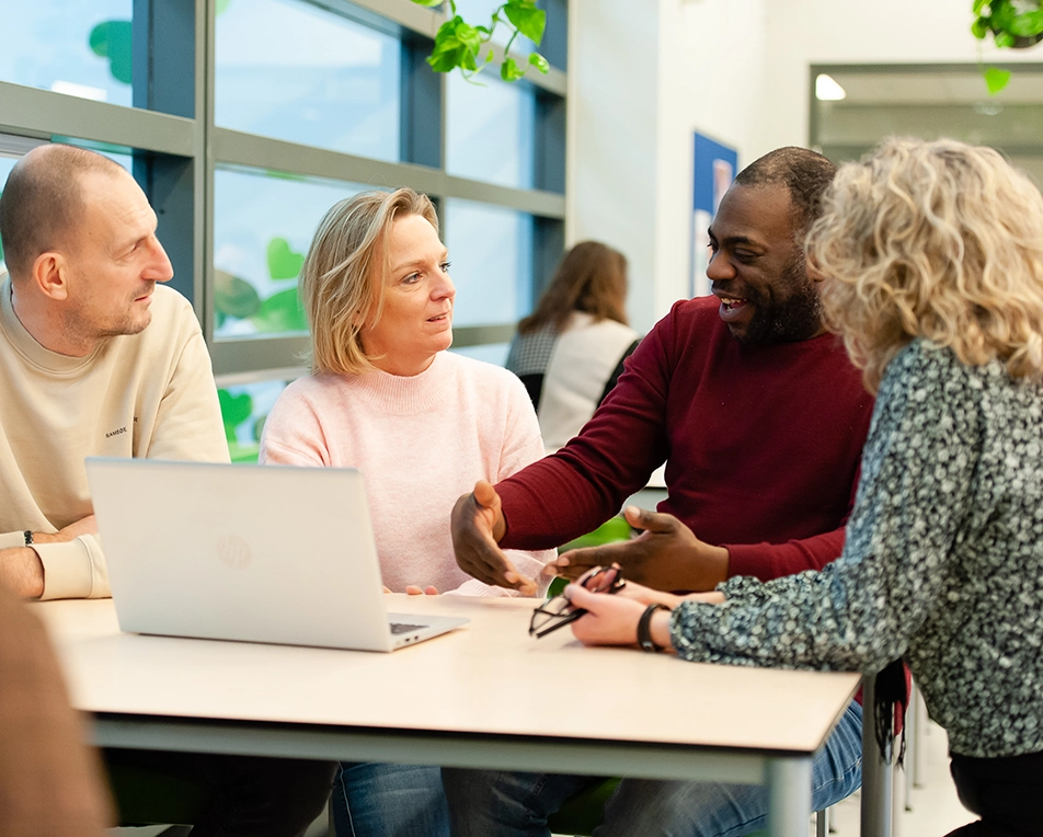 Volwassenen die een workshop volgen