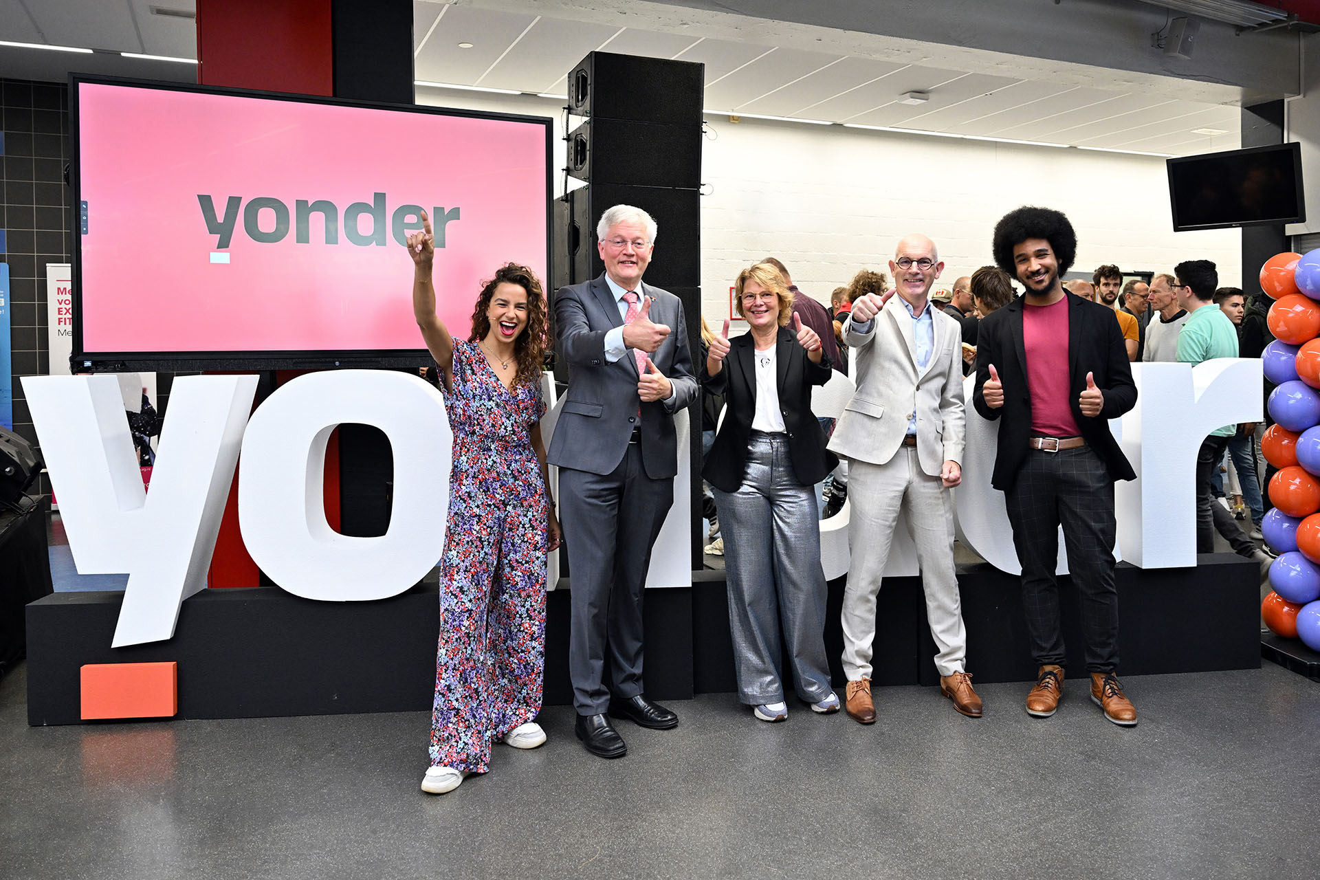 groep mensen staan voor 'Yonder' letters