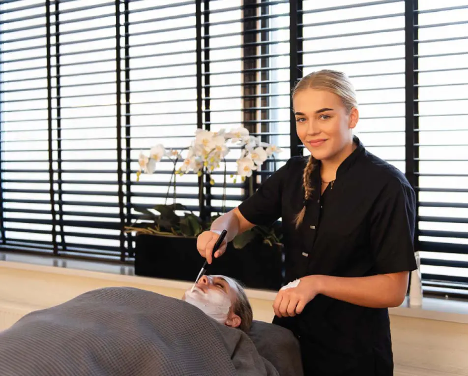 schoonheidsspecialist die bezig is met een patiënt