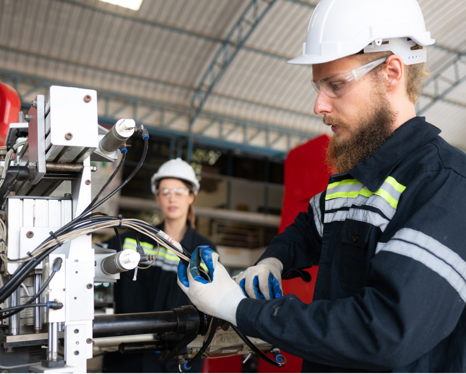 Twee personen zijn aan het werk met elektronische draden