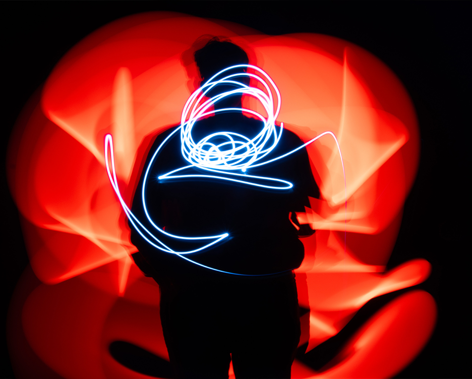 Jongen die met licht een illusie creëert