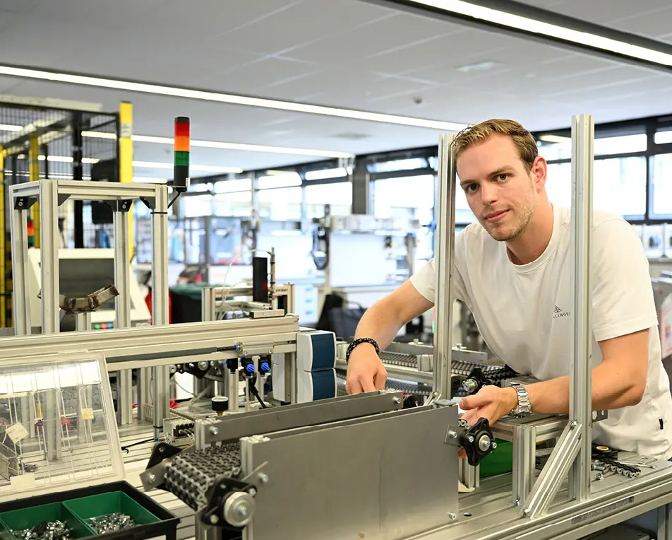 man in werkruimte bezig met installatie
