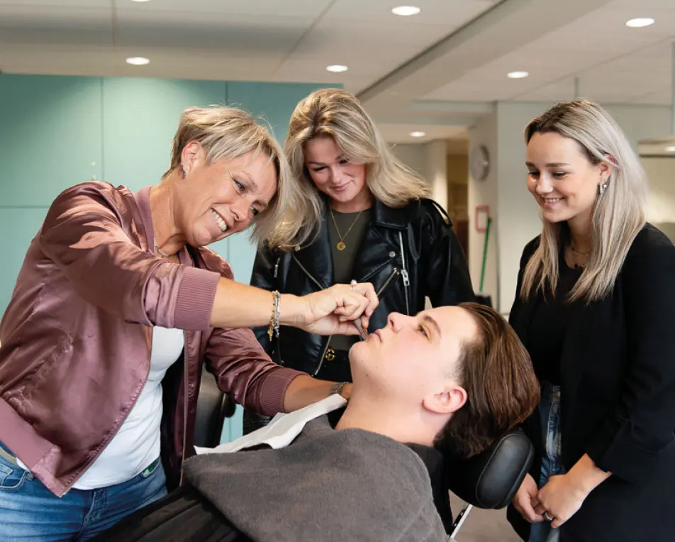 4 personen in een salon, een iemand word genkipt