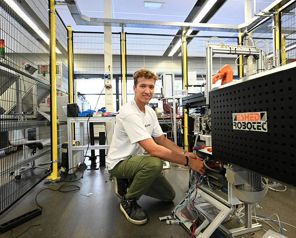 Man met licht shirt in een werkplaats