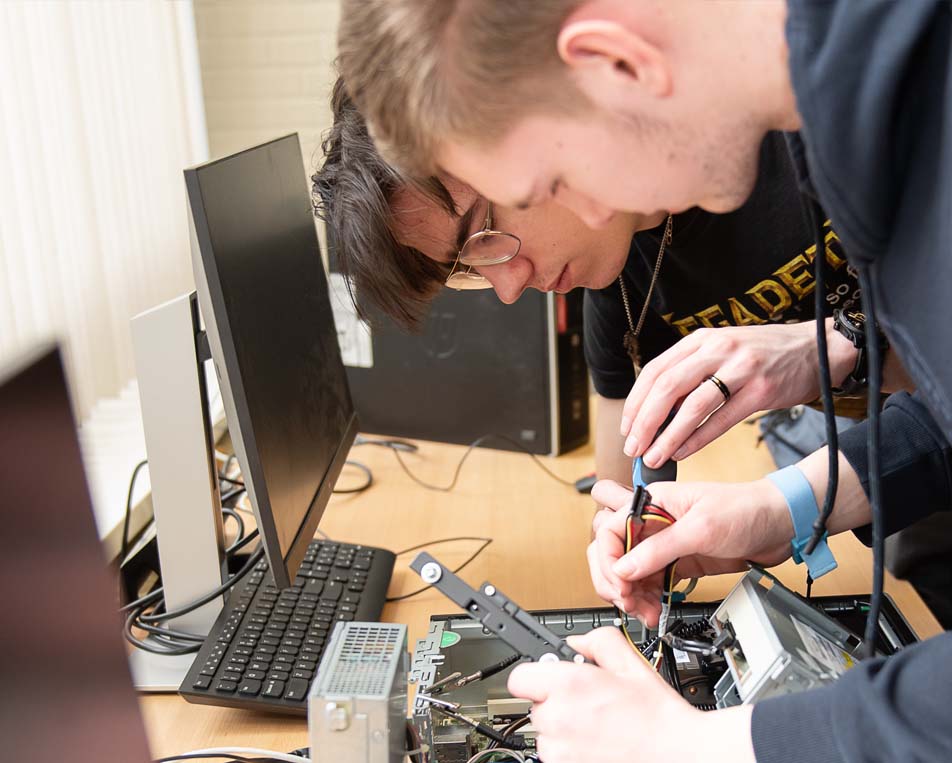 Twee personen werken aan een computer.
