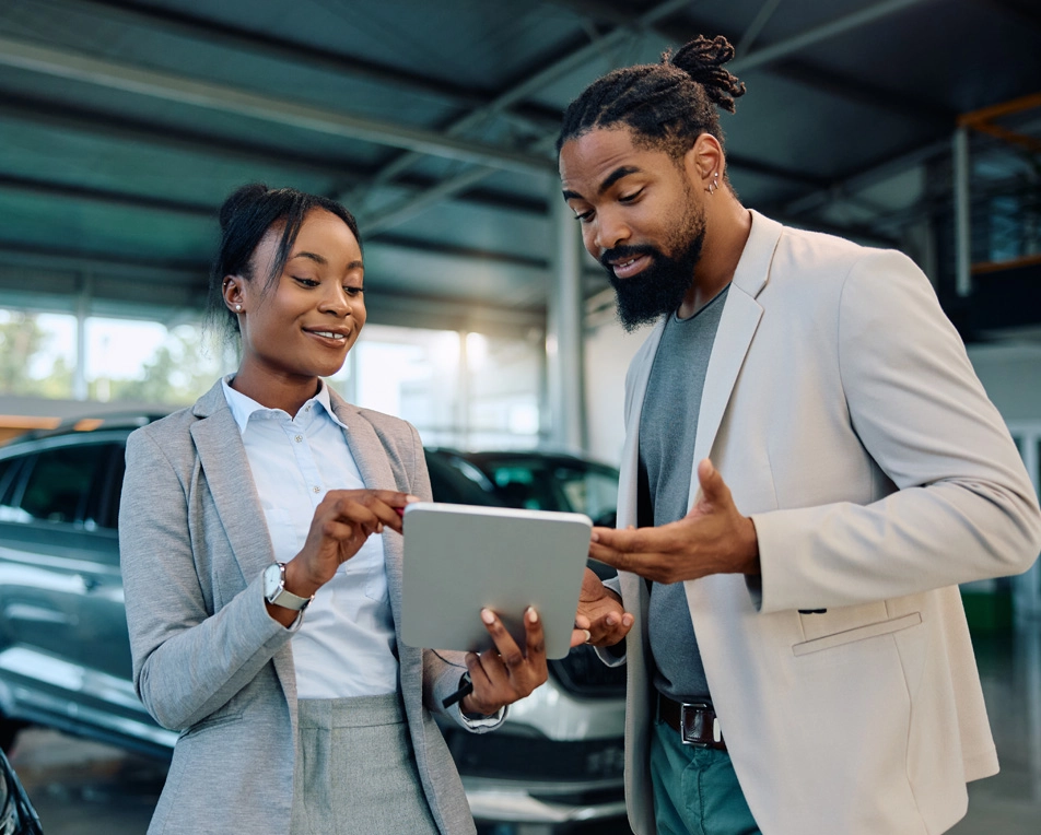 adviseur mobiliteitsbranche die in gesprek is met een klant
