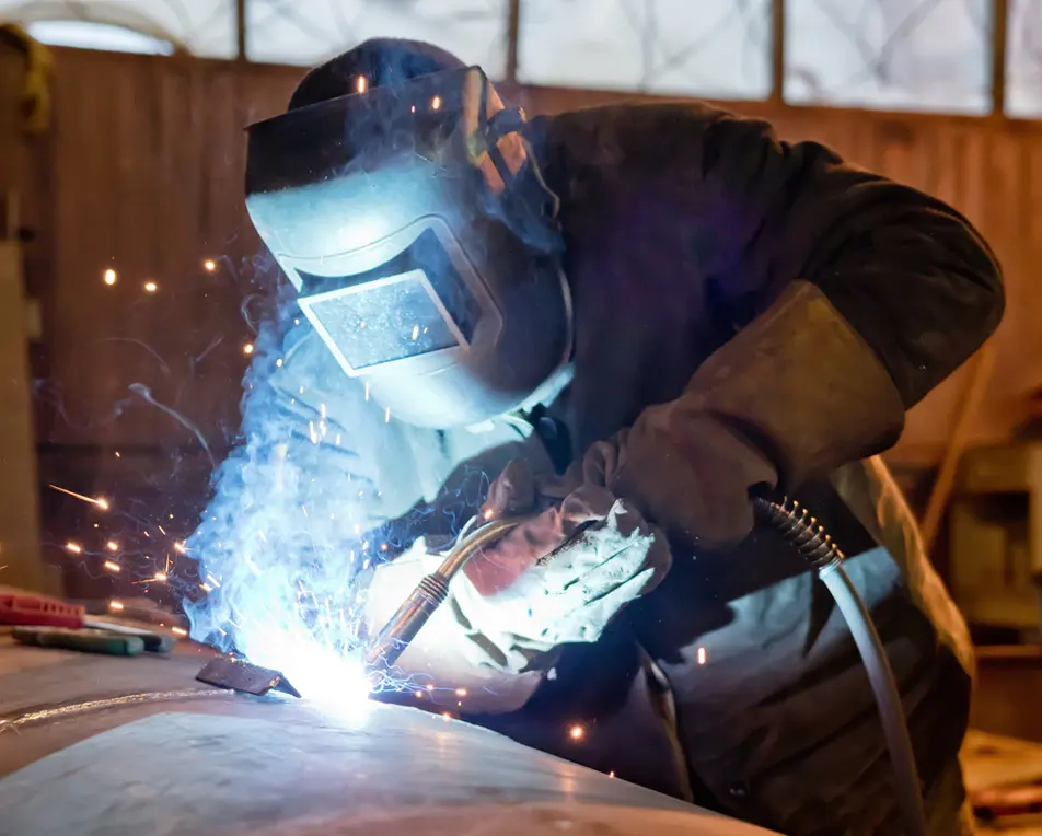 Man met lashelm aan het lassen.