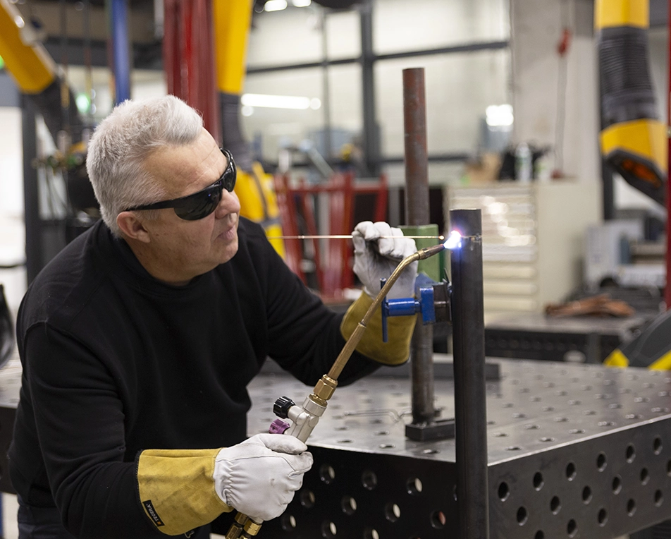 Man met lashelm aan het lassen.