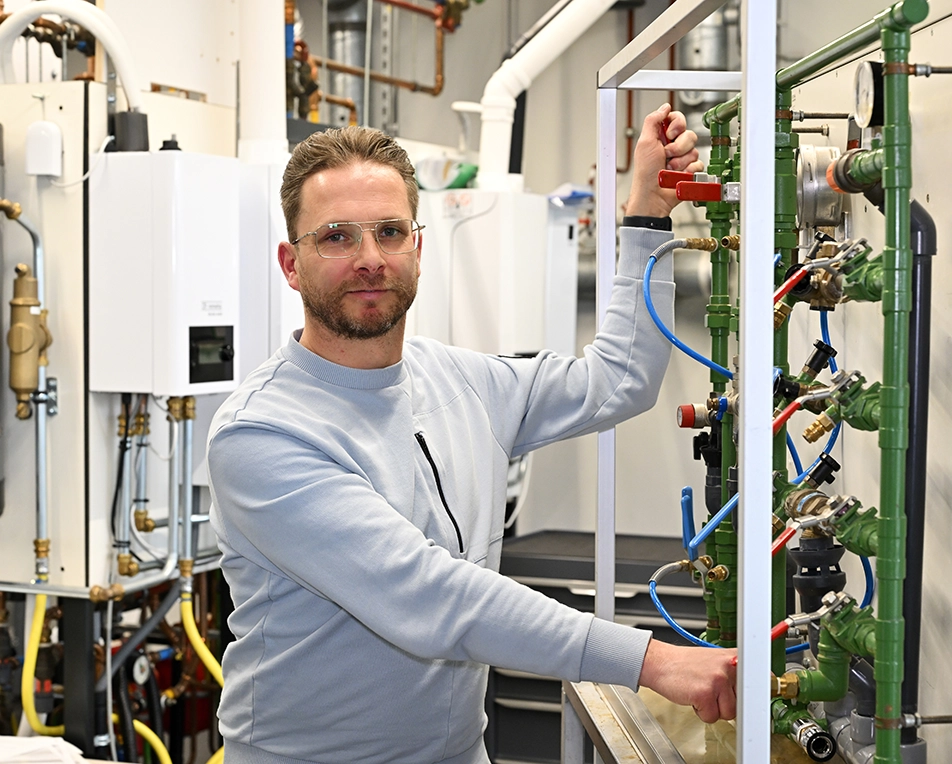 man met bril voor een installatie