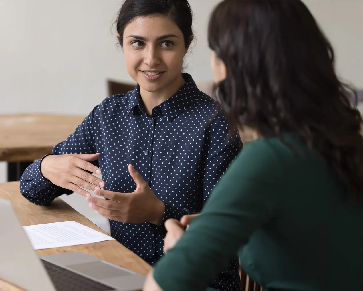Twee personen zijn met elkaar in gesprek.