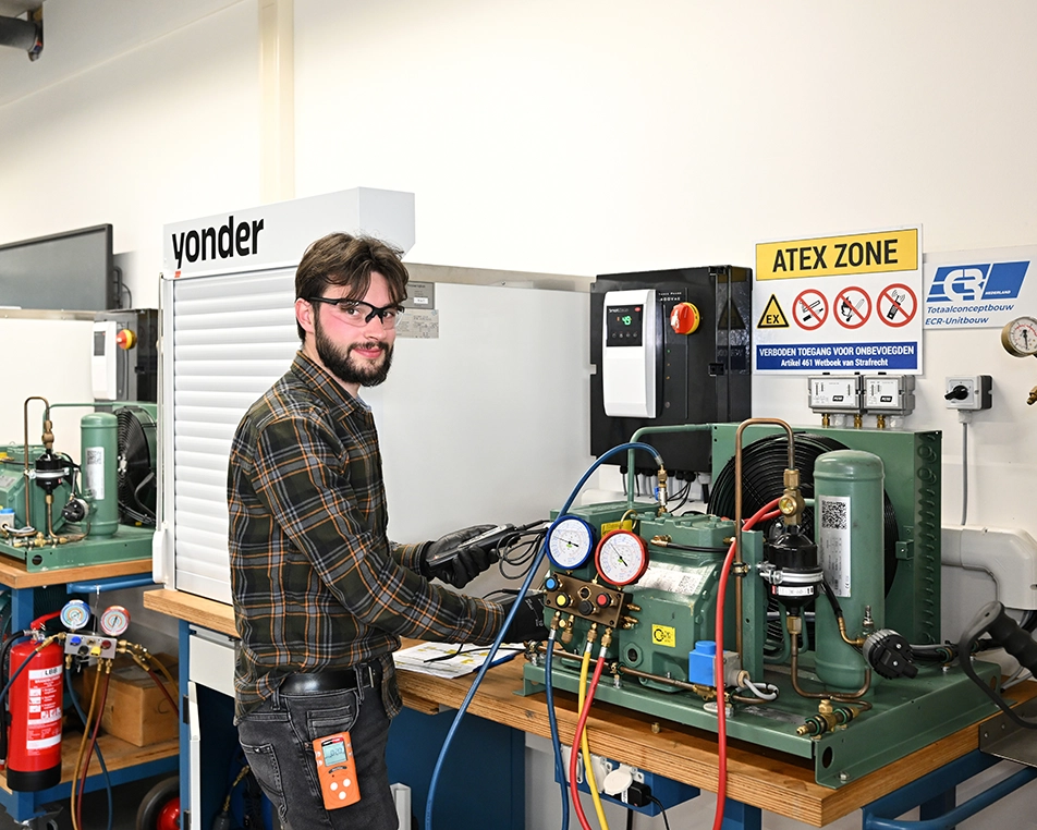 Man met veiligheidsbril controleert f-gassen