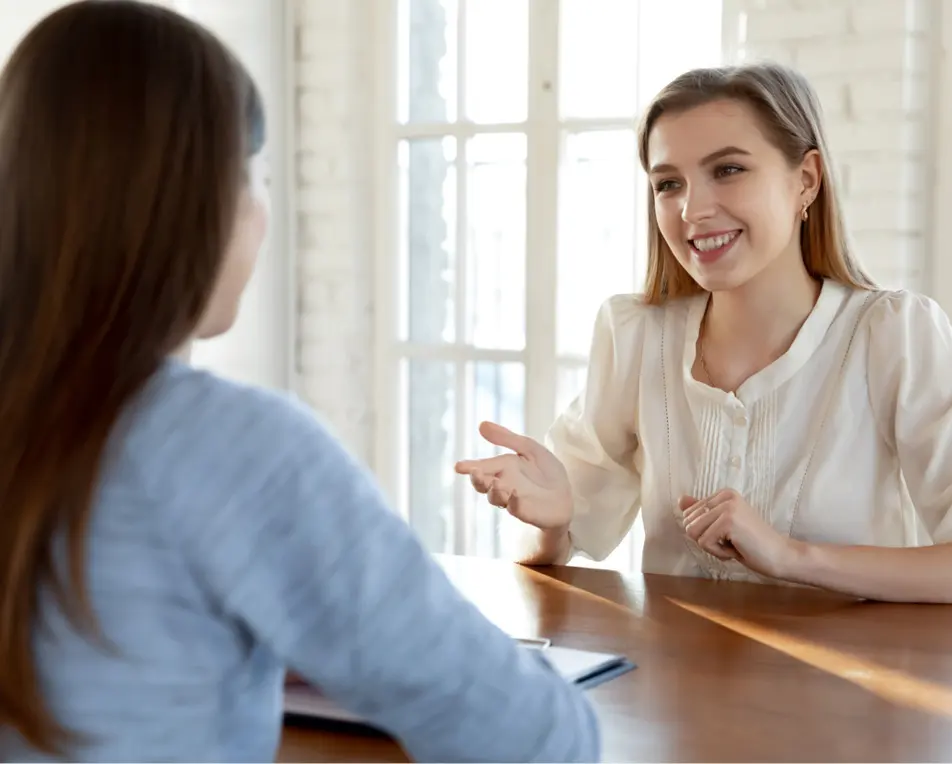 Twee personen zijn met elkaar in overleg.