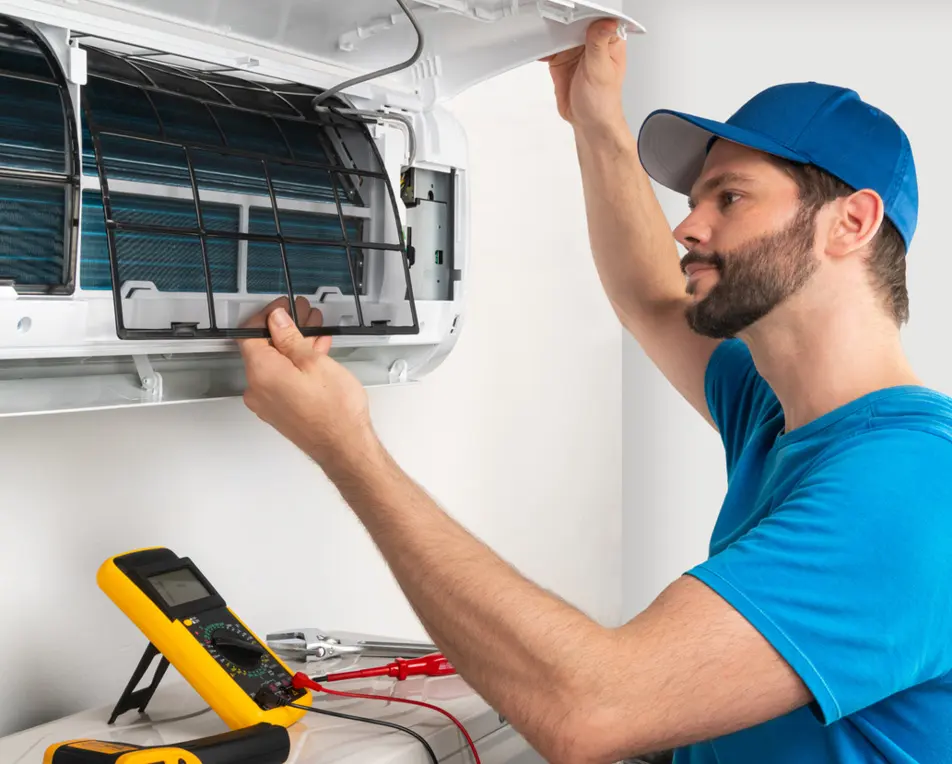 Man werkt aan airco in lichte ruimte.