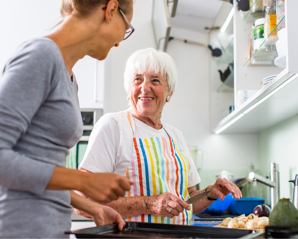Twee personen zijn samen aan het koken