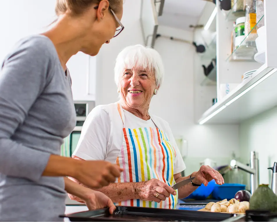 Twee personen zijn samen aan het koken