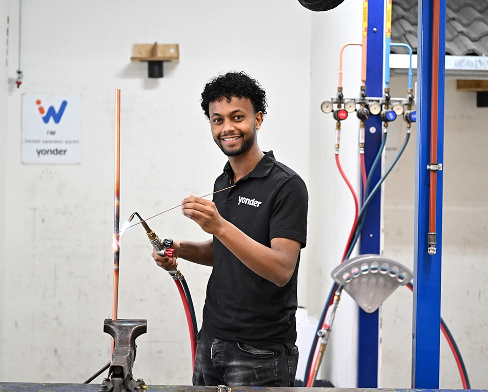 Lachende man bezig met Hardsolderen