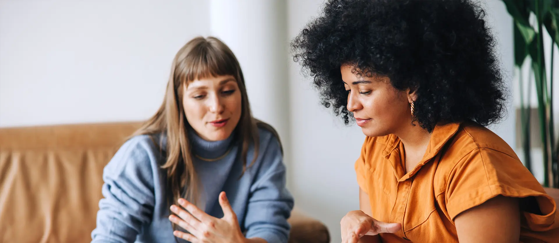 Twee dames zijn in geprek met elkaar
