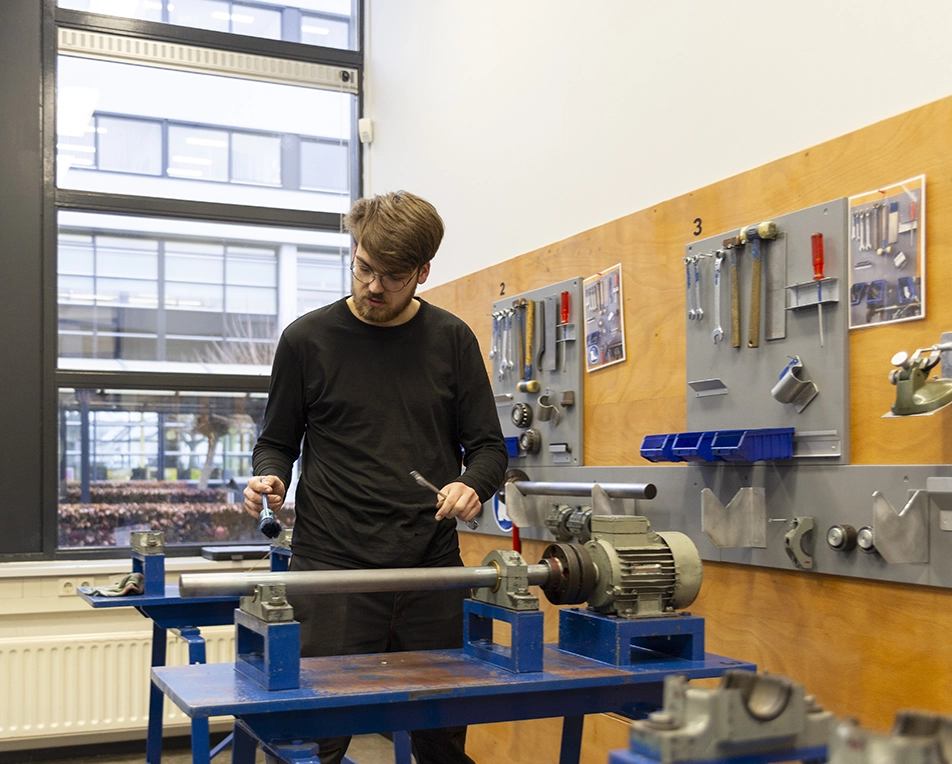 Man die volgens volgens technische specificaties en richtlijnen monteert