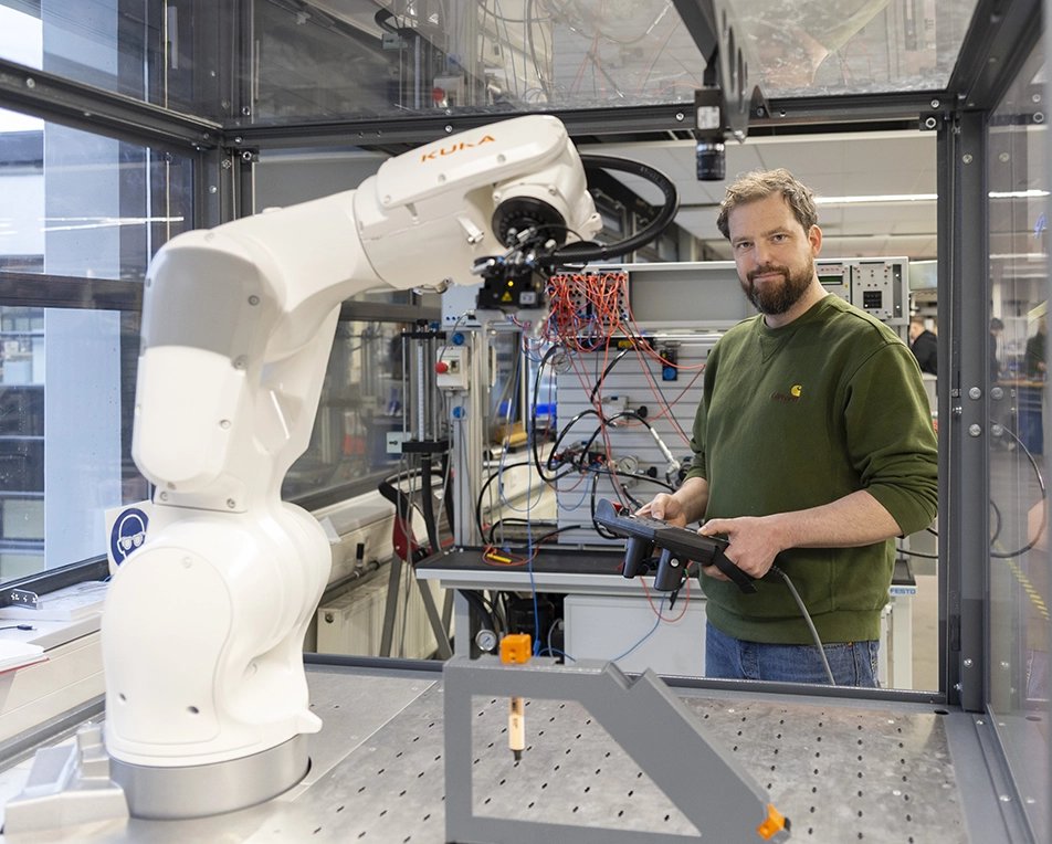 Man bedient een robotarm