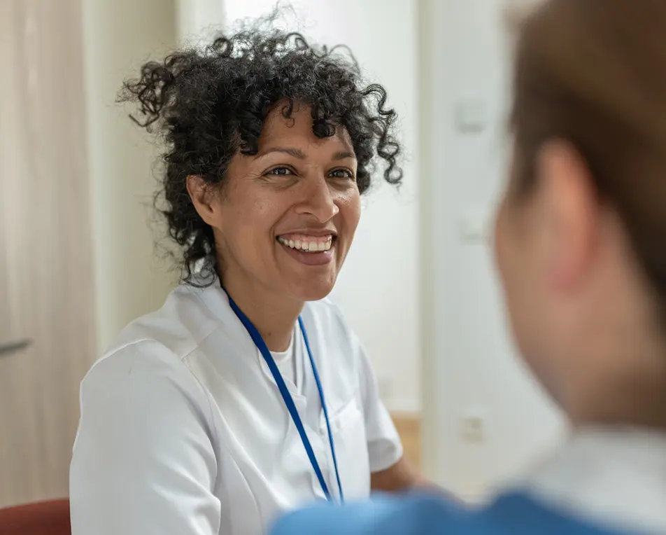 Vrouw met donkere krullen lacht