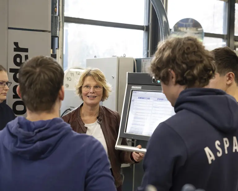 Voorzitter college van bestuur Liz Chermin in overleg met studenten van Yonder
