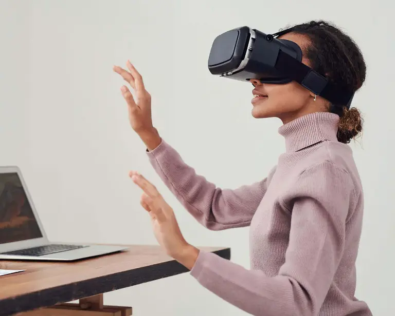 Lichte ruimte met op de voorgrond een vrouw met vr-bril.