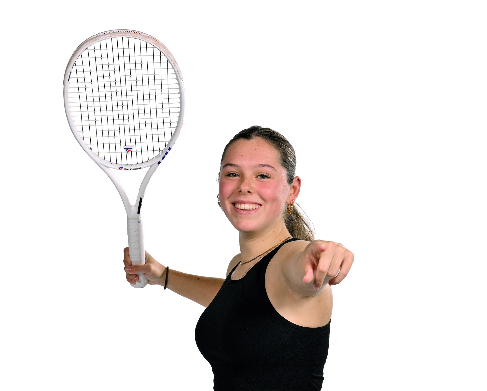 Witte achtergrond met een vrouw met tennisracket die naar voren wijst.