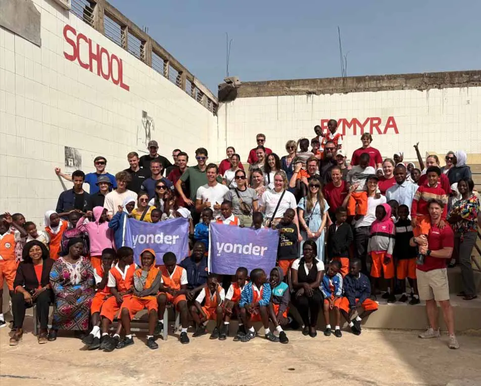 Yonder studenten met kinderen van een school uit Gambia