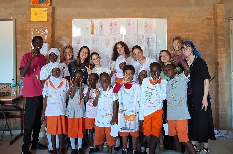 Yonder studenten op de foto met leerlingen uit Gambia.