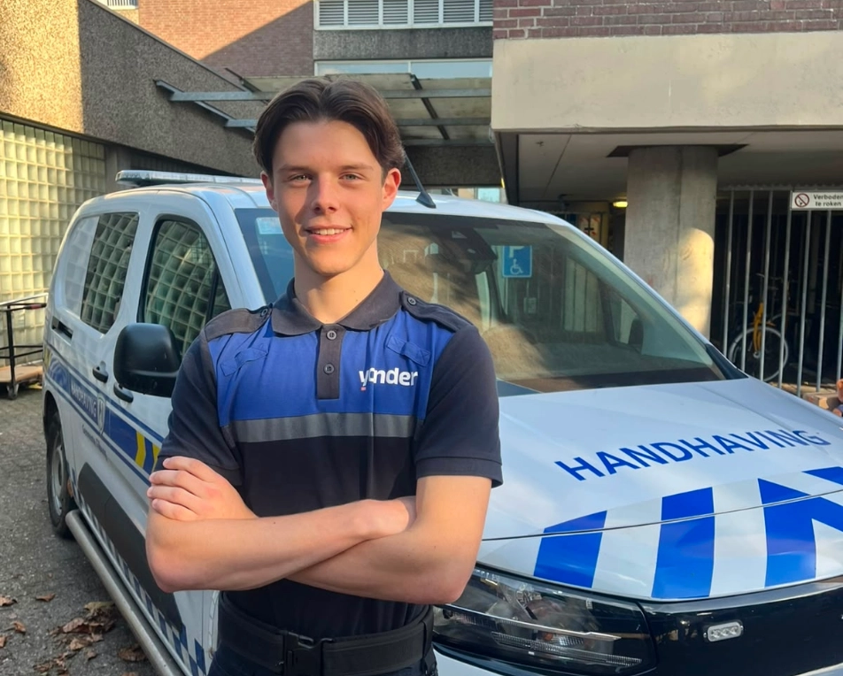 Ivar, student Handhaver Toezicht en Veiligheid, in uniform tijdens zijn stage.