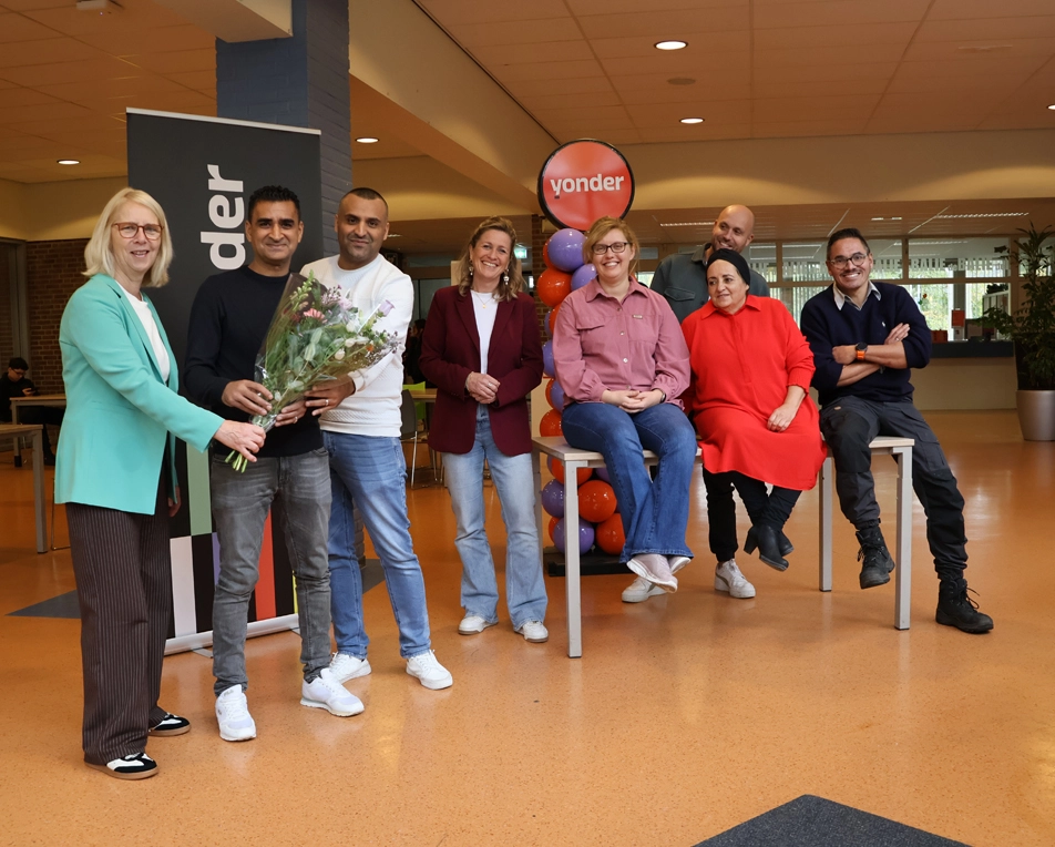 Succesverhaal: Jamal viert zijn baan als automonteur met loopbaanbegeleider en samenwerkingspartners