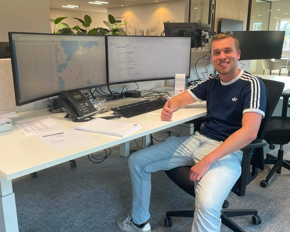 Yonder student Transport en Logistiek aan het werk op kantoor als planner.