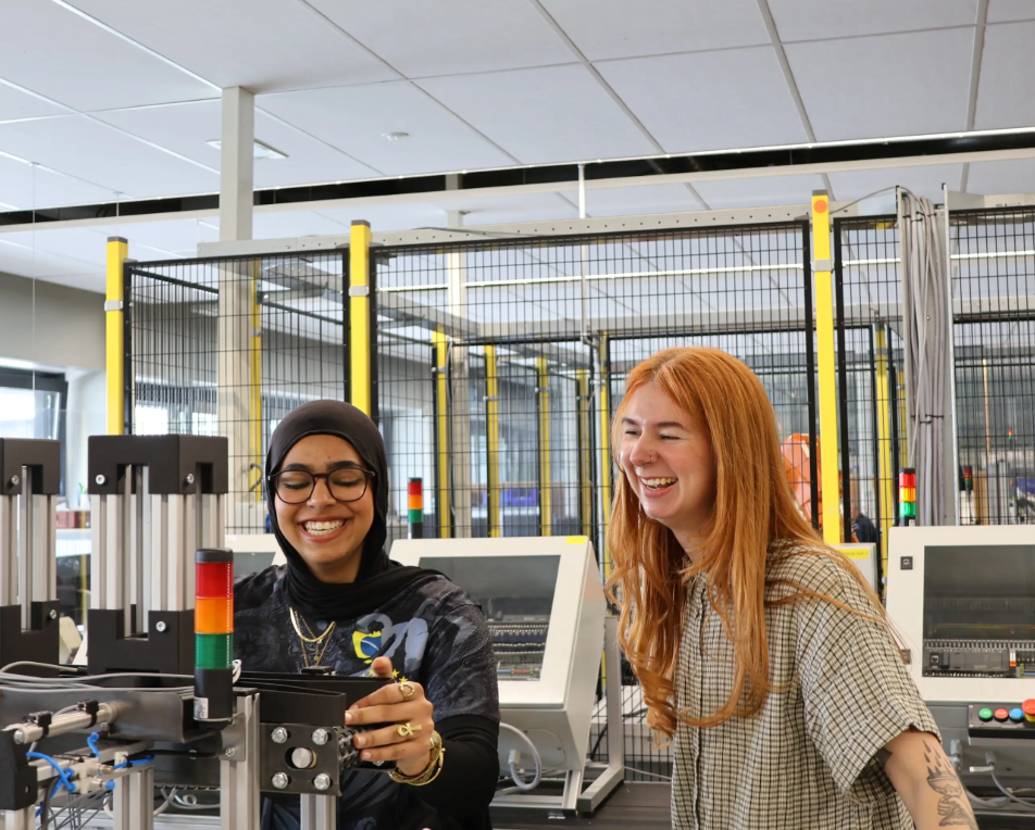 Docent Annabel Rongen en student Retag El Masry in gesprek in een praktijklokaal bij Yonder.