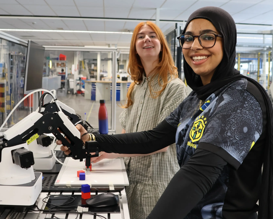Docent Annabel Rongen en student Retag El Masry staan samen in een praktijklokaal van de opleiding Mechatronica bij Yonder